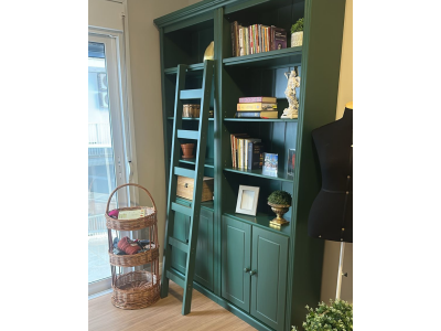 Kit duas estantes Biblioteca com portas e escada, acabamento na cor verde | Coleção Biblioteca